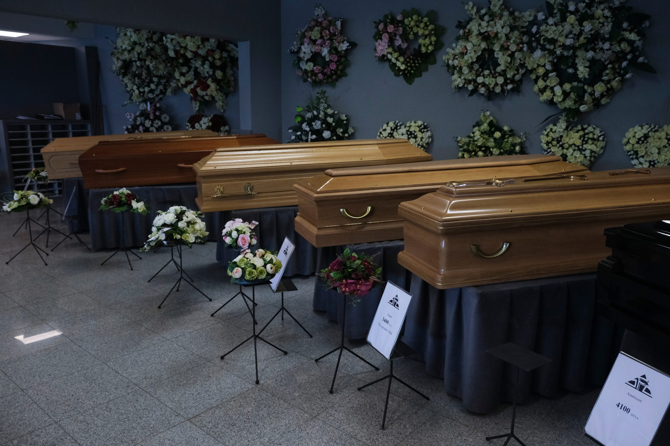 Understanding Funeral Home Pricing Breakdown – A Guide to Costs and Budgeting Breakdown of funeral home pricing, including burial, cremation, and service costs.